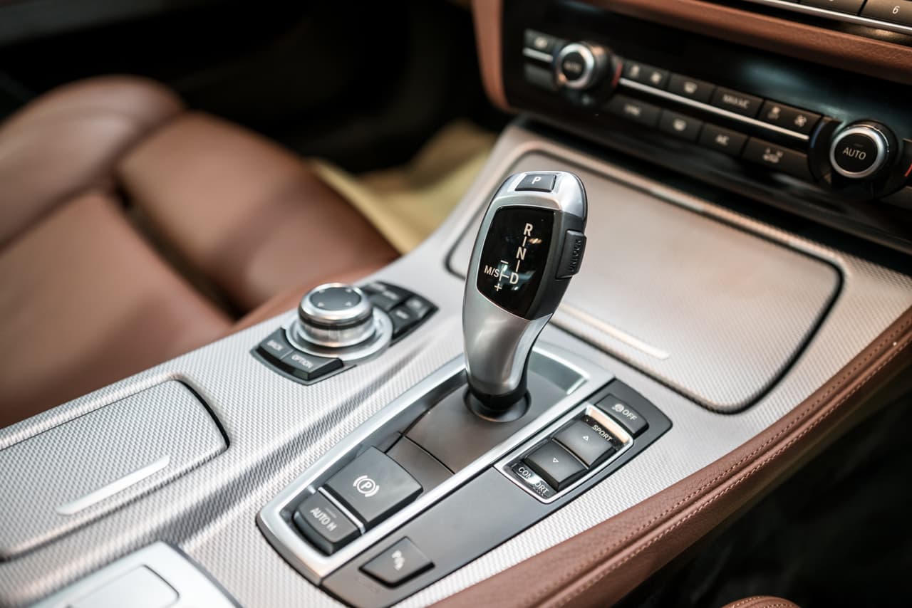 <b>Elige la transmisión más eficiente: </b>
<br>Las nuevas tecnologías incorporadas en las cajas de velocidades automáticas las hacen más eficientes que las transmisiones manuales. Ofrecen mayores niveles de comodidad, rendimiento y eficiencia. Compara las cifras de consumo de ciertos motores y cajas automáticas y elige la que mejor se adapte a tus necesidades.