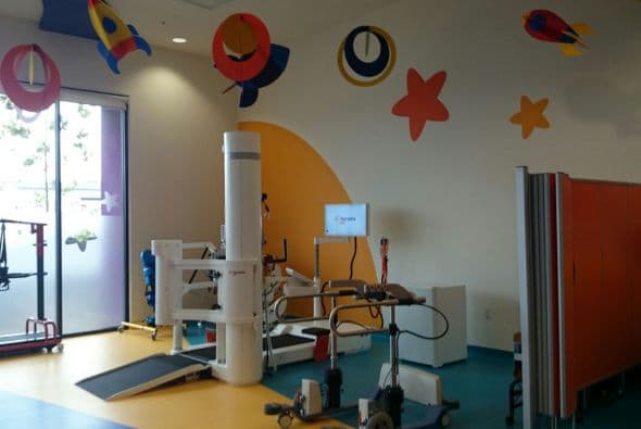 El diseño colorido y alegre del CRIT USA está especialmente diseñado para animar y motivar a los niños, que encuentran así las energías para recuperarse.