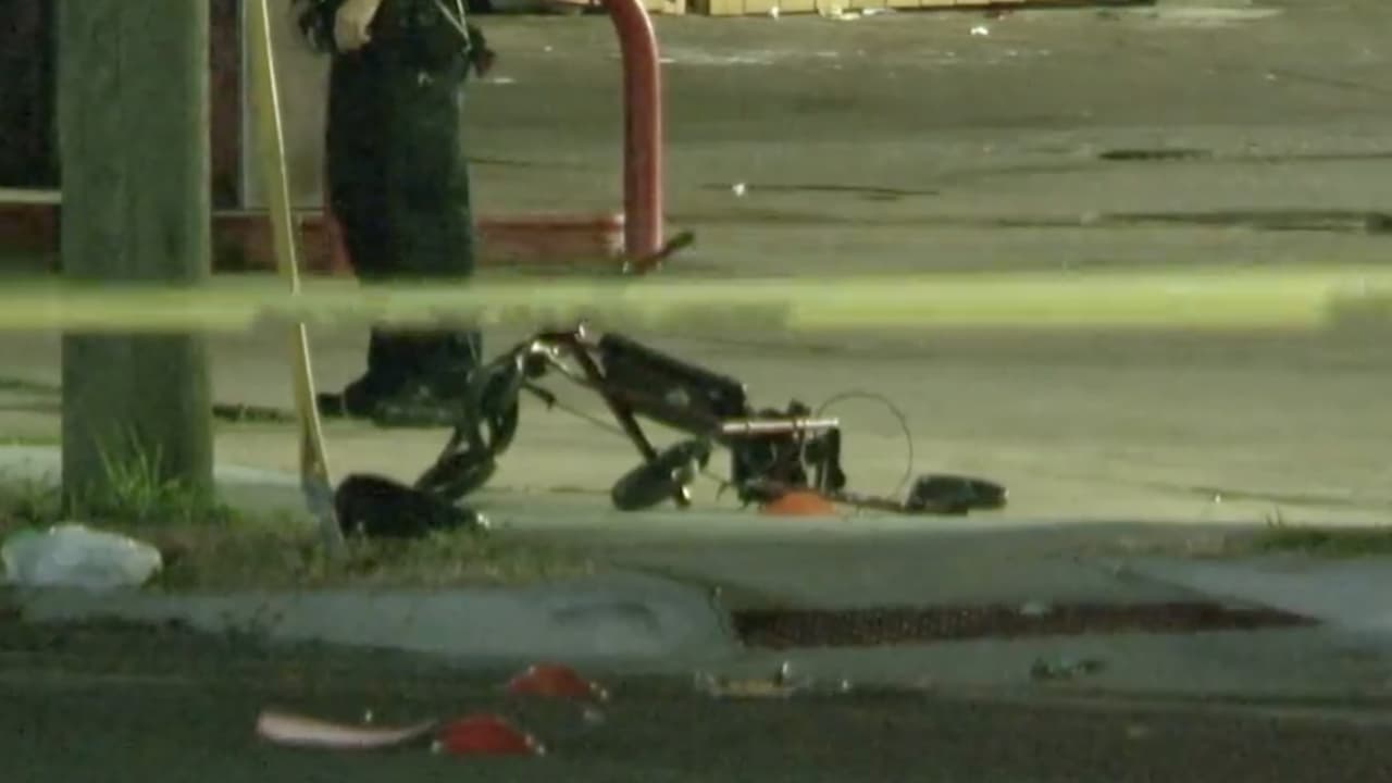 Una mujer de unos 50 años murió atropellada mientras cruzaba las calles Martin Luther King y Selinsky apoyada con un andador. Según la policía, iban pasando dos automóviles por ahí y un Cadillac MKZ oscuro la arrolló.