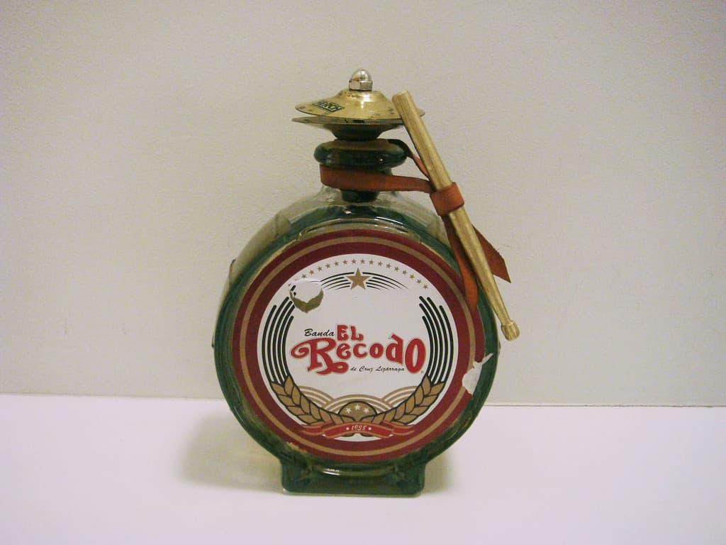 Aunque no ha salido a la venta al público, la agrupación sinaloense sacó una edición especial de tequila para distribuirlo entre amigos y medios de comunicación.