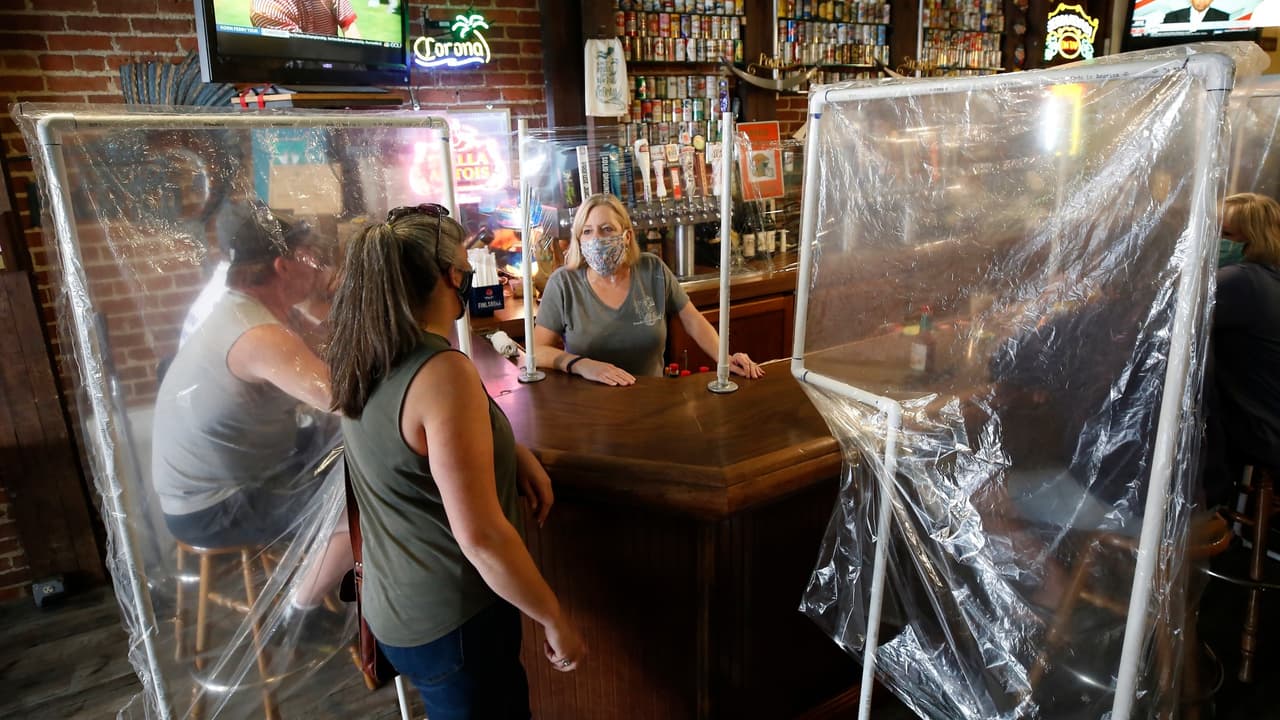 Con plásticos improvisados, así se protegen del coronavirus los restaurantes que reabrieron en California