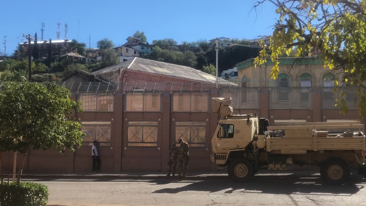 Desde tempranas horas este martes los soldados empezaron hacer presencia en la ciudad de Nogales ante la mirada de residentes y turistas.