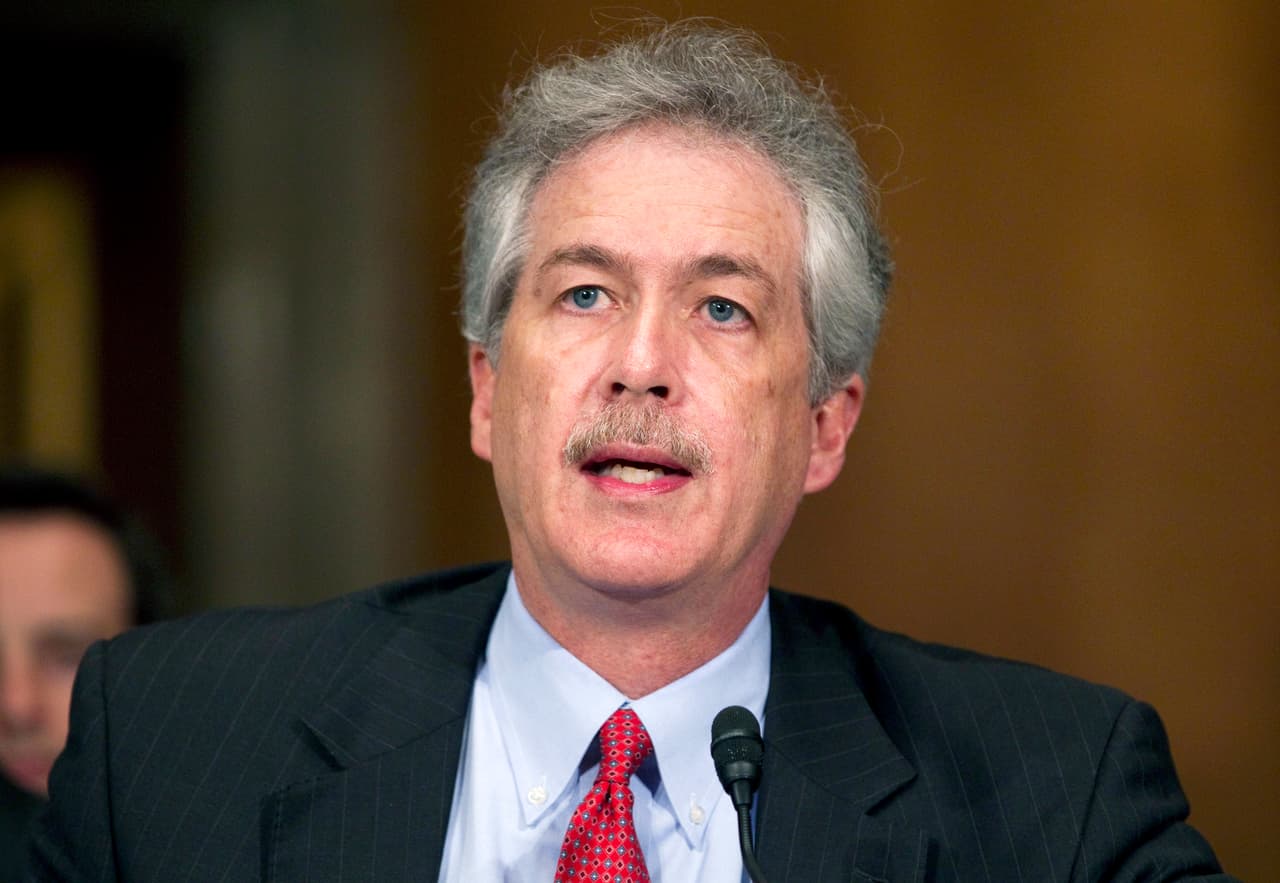 <b>Director de la <a href="https://www.univision.com/temas/cia">CIA</a>: Williams Burns</b>. Diplomático de carrera por más de tres décadas, ha sido embajador ante Rusia y Jordania y ocupado bvarios cargos del Departamento de Estado en gobiernos demócratas y republicanos. Se retiró de la diplomacia en 2014 para dirigir el Carnegie Endowment of International Peace. Tiene una dilatada experiencia en negociaciones de paz de Oriente Medio y trabajó estrechamente en la administración Obama en el acuerdo nuclear con Irán. Sería el primer director de la agencia encargada de labores de inteligencia en el exterior que es proveniente del Departamento de Estado.