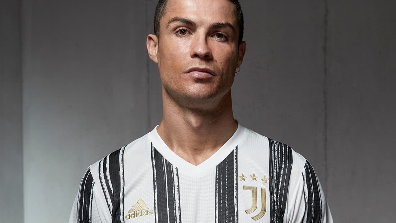 Cristiano Ronaldo y Paulo Dybala presentaron el nuevo jersey que vestirá a Juventus para la campaña 2020-21.