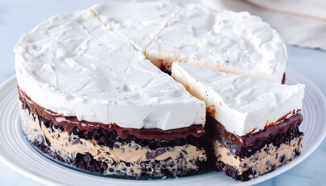 Pavê de sorvete é sobremesa geladinha e cremosa em camadas: veja como fazer