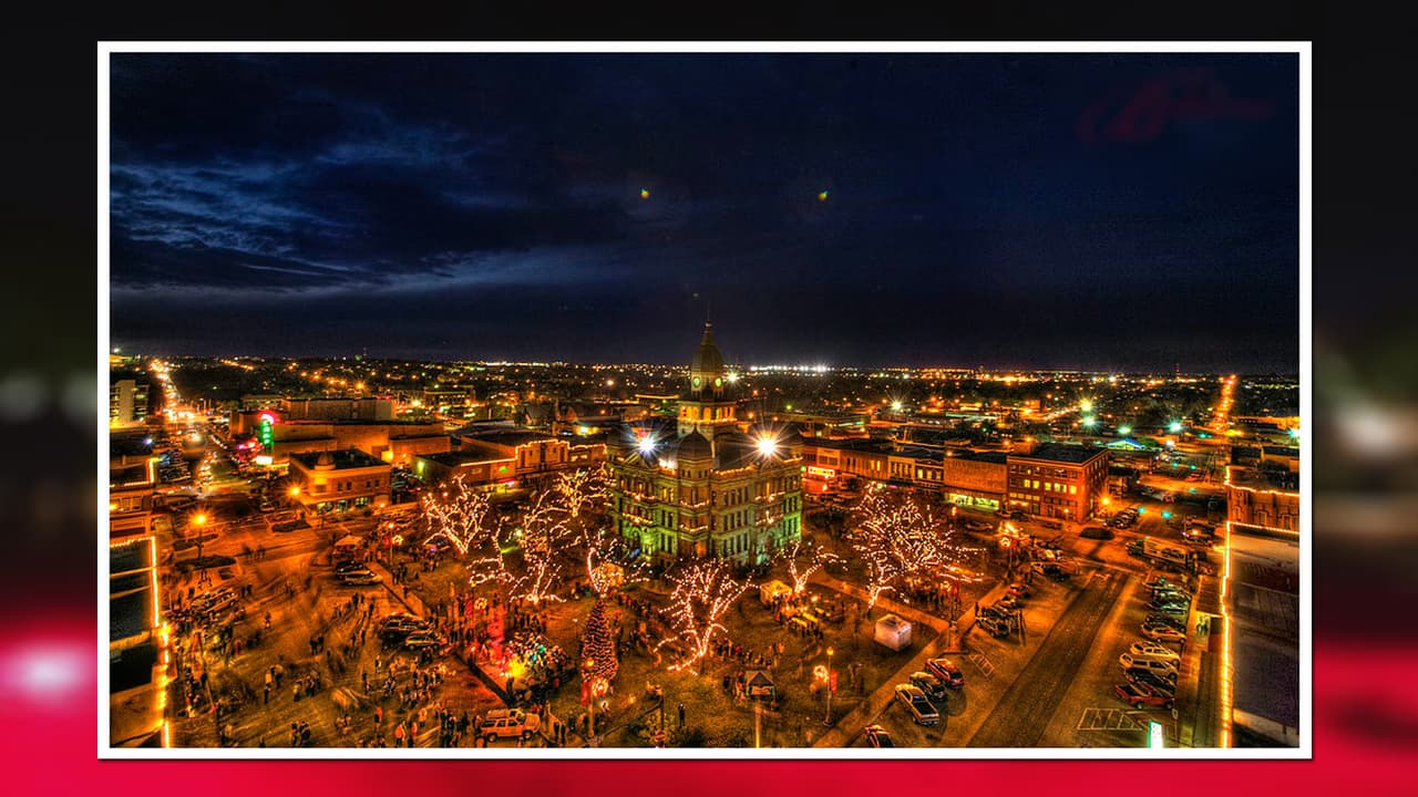 <b>Denton Holiday Lighting </b>
<br>Luces, luces y más luces navideñas, colores y emociones para recorrer y tomar fotografías. 
<br>📍
<b>Denton:</b> Downtown Denton Square, 110 W Hickory Street. Denton. 
<br>📆Viernes 2 de diciembre, después de las 6 de la tarde, recuerda revisar el estado del tiempo antes de visitarlos. 
<br>👉🏻Revisa todos los detalles en su perfil de Facebook: 
<a href="https://www.facebook.com/DentonHolidayLighting/" target="_blank">facebook.com/DentonHolidayLighting</a>
<br>