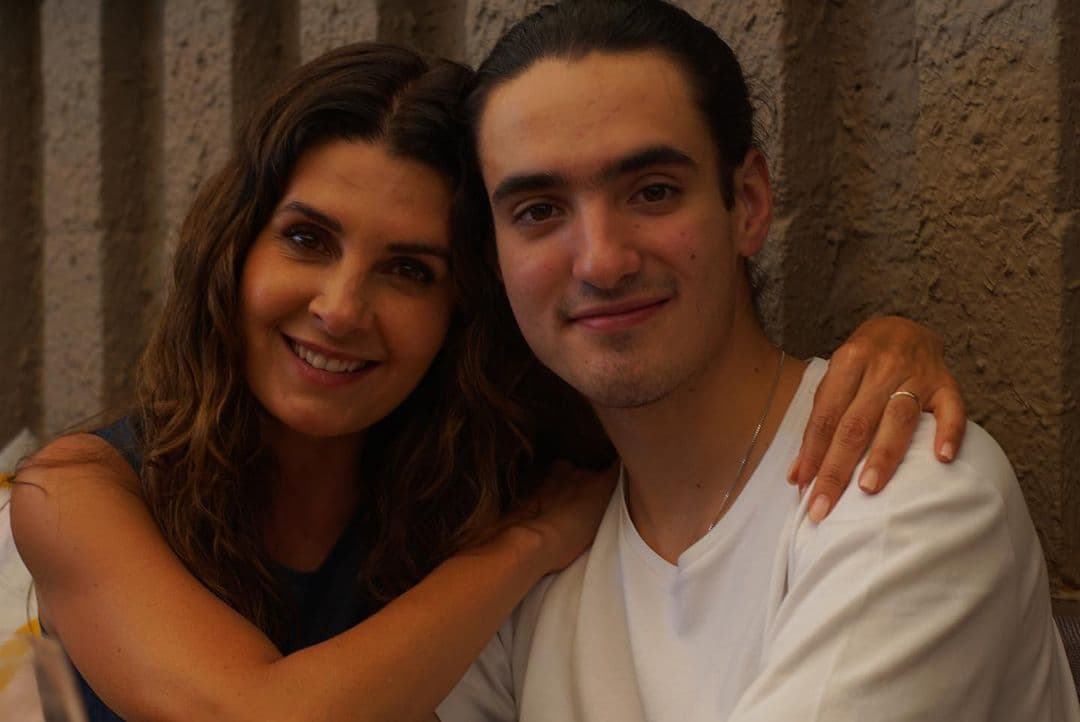 Además de la actriz, Sebastián Poza, el segundo hijo que tuvo con Jorge Poza, también se ha hecho cercano a Romero. Recientemente comentó con una frase a manera de cumplido una fotografía del novio de su hermana.