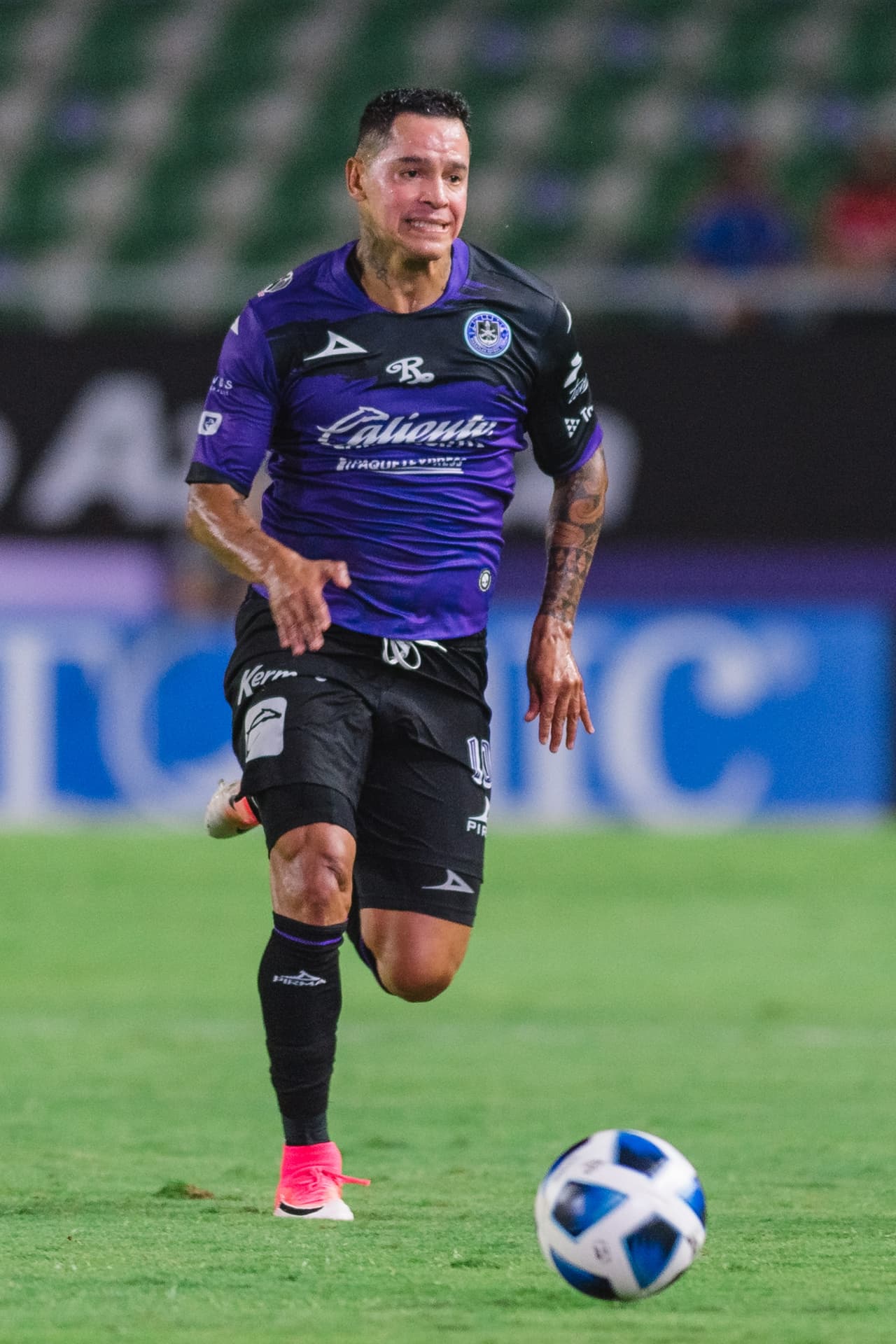 A los 7 minutos, Giovanni Oliveira se perdía el gol al intentar rematar de taquito un centro al área de Camilo Zanvezzo.