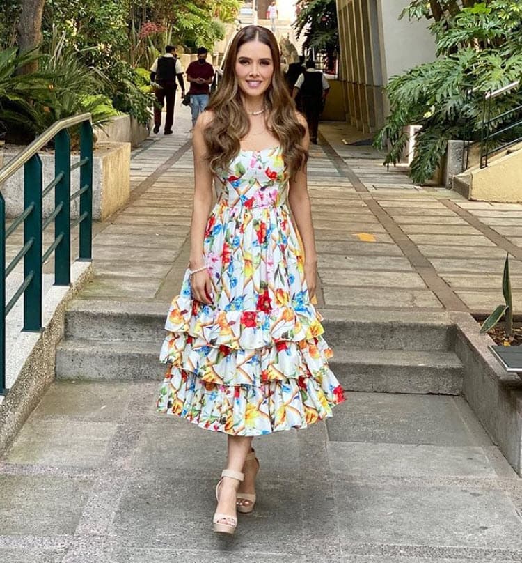 "Hay mucho para las asiáticas, hay mucho para las anglosajonas, pero ¿nuestras curvas qué? Nosotros las latinas somos de curvas. Todos los diseños que tenemos en Marlene Favela Fashion son muy pensados en la 
<b><a href="https://www.univision.com/shows/despierta-america/analizamos-la-moda-de-las-famosas-que-comenzaron-en-bikini-y-las-que-no-el-2021-video" target="_blank">mujer latina, en esa mujer frondosa</a></b>". 
<br>