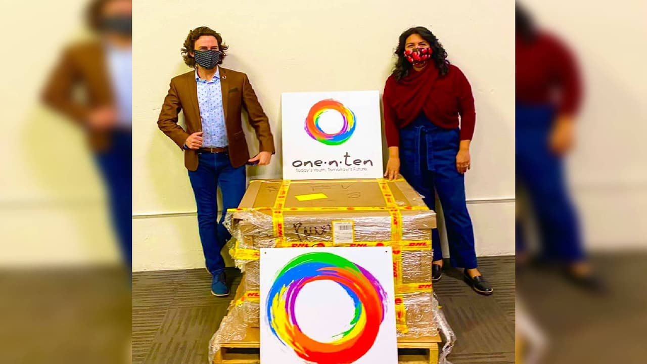 Entregan computadoras portátiles a organización LGBTQ en Phoenix para facilitar el aprendizaje a distancia