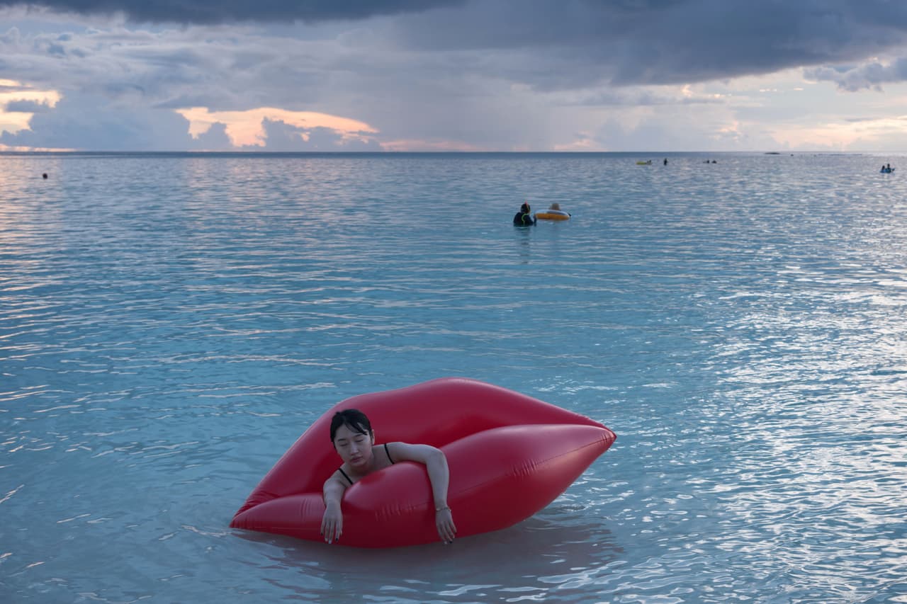 Una mujer flotandoen el mar de la bahía de Tumon este 15 de agosto. Guam tiene playas de agua cálida y transparente. En su charla telefónica con Trump, el gobernador de la isla 
<b><a href="https://www.nytimes.com/2017/08/12/world/asia/trump-guam-governor-phone-call.html?_r=0">dijo que era "un paraíso".</a></b>