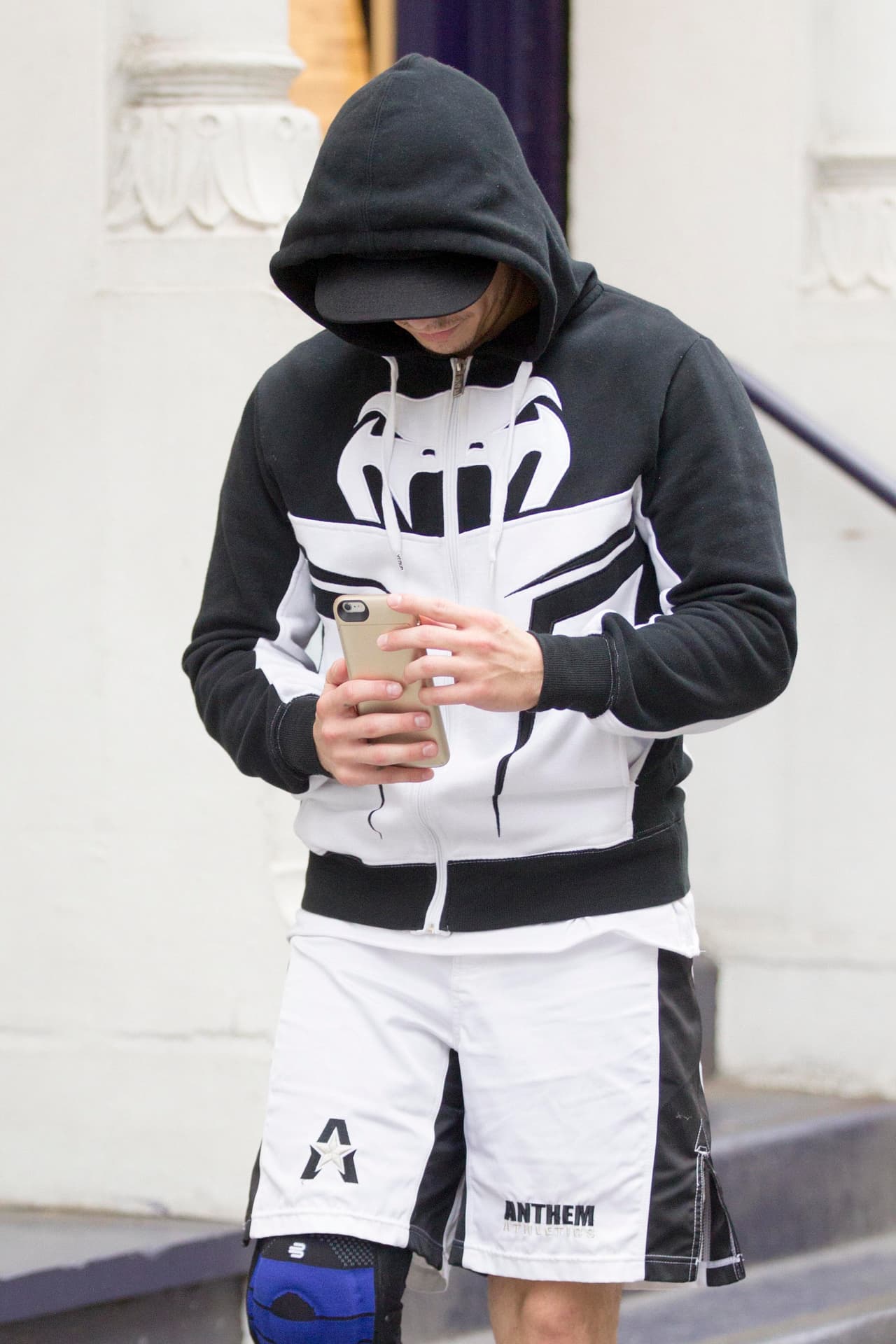 She is not texting yet! Qué mejor excusa que refugiarse en la inmensidad del teléfono celular para evadir al mundo.