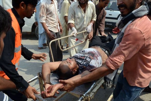 Pakistán amaneció conmocionado por la peor matanza cometida por los talibanes contra la comunidad cristiana, que costó la vida a más de ochenta personas y pone en jaque la estrategia de diálogo del Gobierno con los radicales. El último recuento ha elevado a 82 el número de fallecidos, que aún puede subir dado el estado crítico de varios de los más de 140 heridos ingresados en hospitales de la localidad noroccidental de Pesháwar, en una de cuyas iglesias se produjo la masacre. "No teníamos palabras ante el horror que teníamos delante", explicó hoy a Efe el director de la Liga Interconfesional de Pakistán (APIL), el cristiano Sayid Ishaq, quien visitó ayer junto a diversas autoridades regionales a las víctimas hospitalizadas. "No es solo un atentado contra nuestra minoría, sino también contra la humanidad de este país", dijo Ishaq, quien calificó la situación tras el ataque "como la peor sufrida hasta ahora por los cristianos paquistaníes".