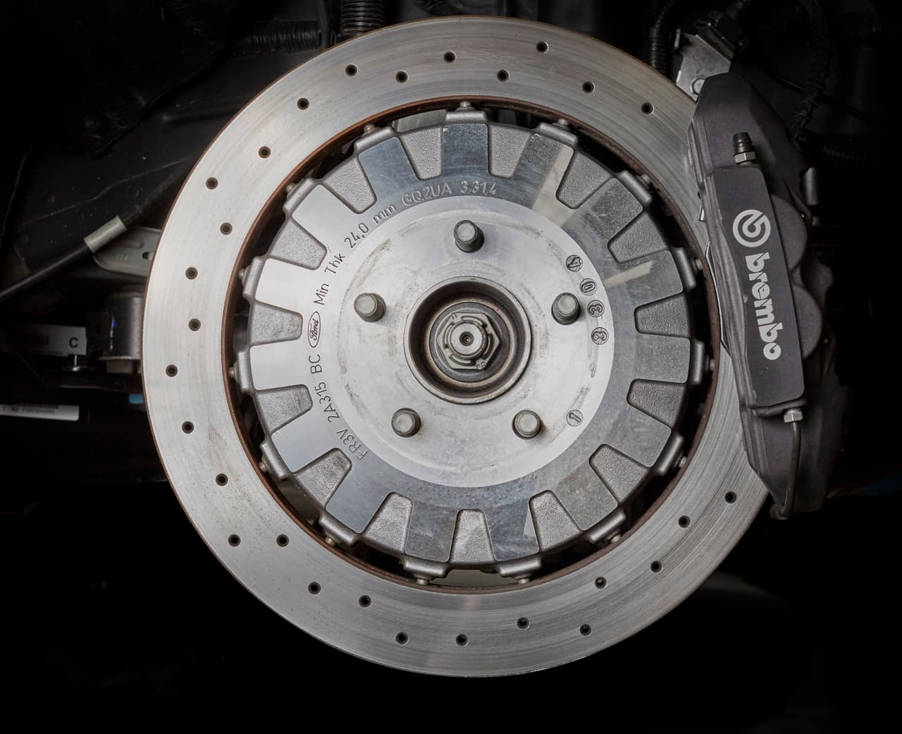 <b>Revisa el sistema de frenos</b>. Los frenos son lo único que van a detener tu auto sin causarle daño, por lo que es aconsejable asegurarse de que estén siempre en condiciones óptimas. El fluido del sistema de frenos atrae humedad y puede eventualmente causar corrosión en el sistema, por lo que recomendamos purgar el sistema y reemplazar el fluido por lo menos una vez al año.