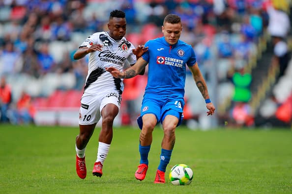 En el arranque del cotejo el conjunto local intentó hacerse de la posesión del esférico.