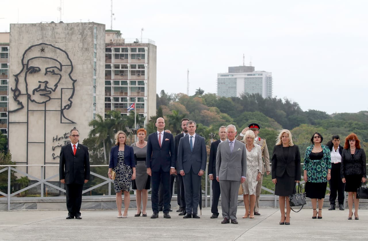 Los miembros de la Casa Real Británica estuvieron en la 'Plaza de la revolución' junto a la vicecanciller cubana Ana Teresita González. Muchos replicaron en redes sociales esta fotografía con comentarios que decían "es una verguenza pararse delante de un mercenario y terrorista de una nación comunista que ha matado a miles".