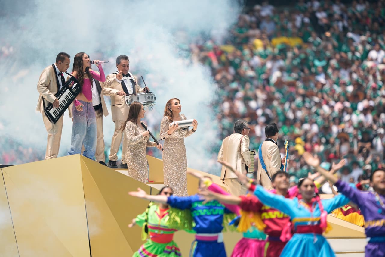 La cantante mexicana Belinda actúa antes del inicio del partido de fútbol del Grupo A de la Copa del Mundo entre México y Sudáfrica en Ciudad de México.