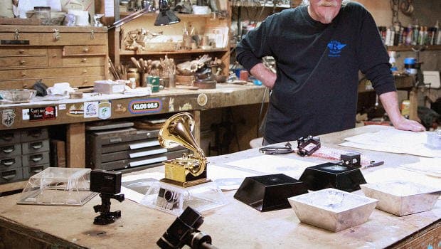 Es emocionante checar cómo es que cada detalle está cuidado, y los premios ya fueron grabados. Todo está dicho.