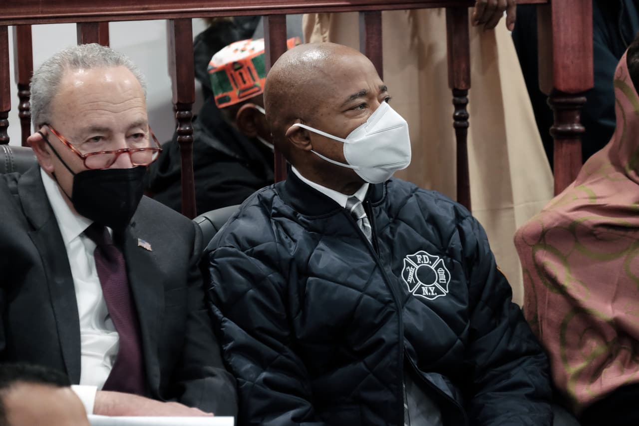 El senador Charles Schumer, a la izquierda, se sentó junto al alcalde de la ciudad de Nueva York, Eric Adams. Ambos políticos recalcaron su compromiso con los residentes del condado del Bronx.