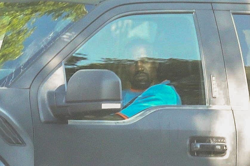 Pero el punto más crítico fue cuando Kanye West 
<b><a href="https://www.univision.com/famosos/kanye-west-kim-kardashian-anillo-divorcio-fotos" target="_blank">se puso un extraño pasamontañas o máscara</a></b> sobre el rostro. 
<br>