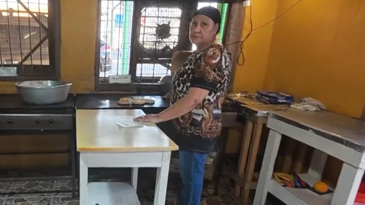 Negocios hispanos sufren una reducción en las ventas por el alza de precios: "Todo está súper caro"