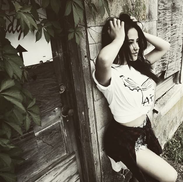 Ya sabemos que el cabello de esta hermosa chica es parte de su 'outfit'.