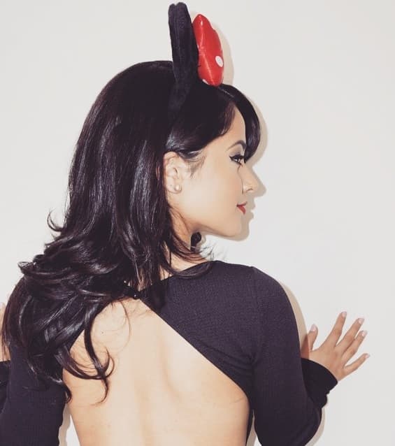 Y precisamente, una de sus armas de seducción es ese hermoso cabello negro.