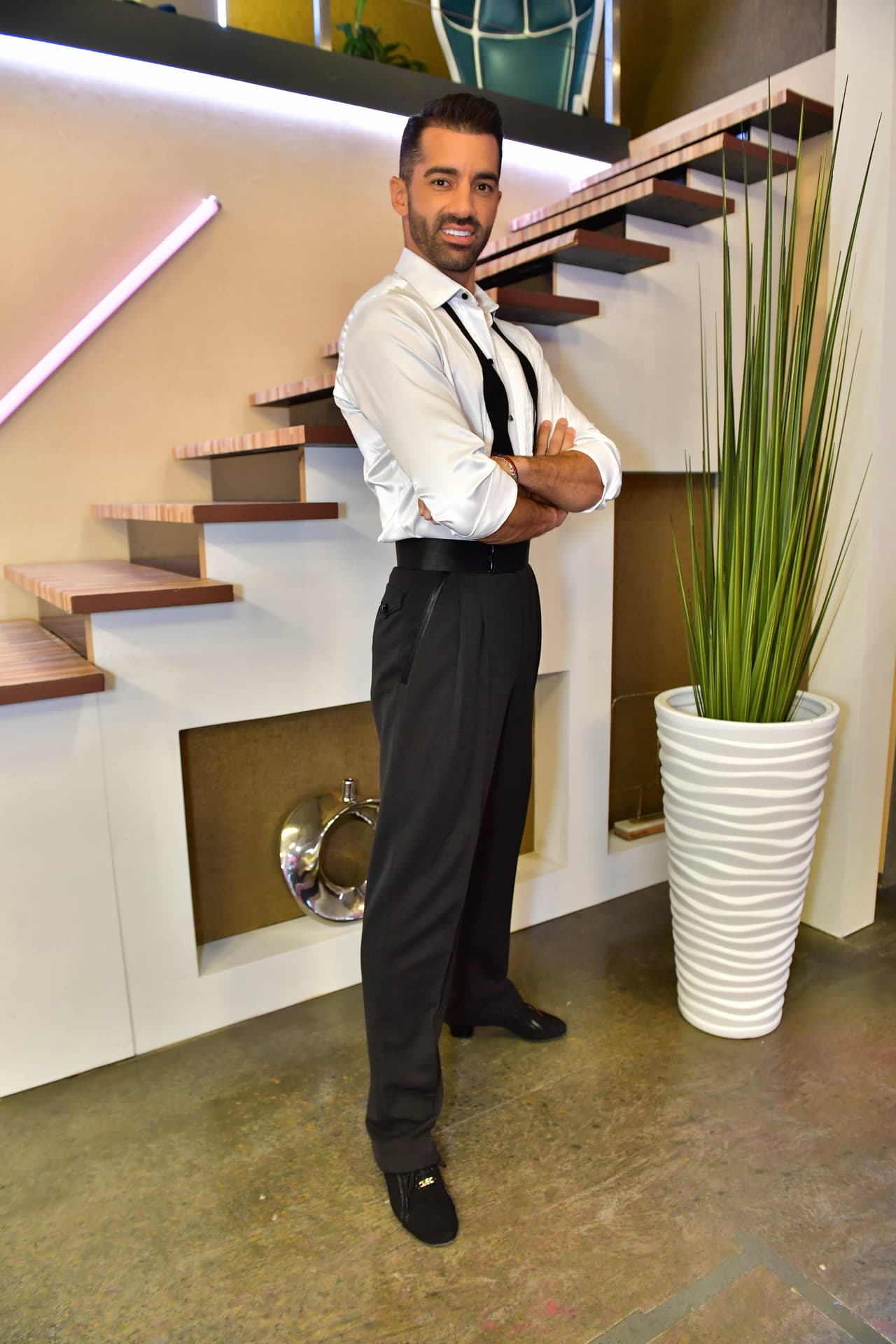 <b>Toni Costa</b> fue pareja de Sirey Morán en esta noche especial y se vistió con una camisa blanca y un pantalón negro para bailar tango. Definitivamente fue un look que resaltó su porte.