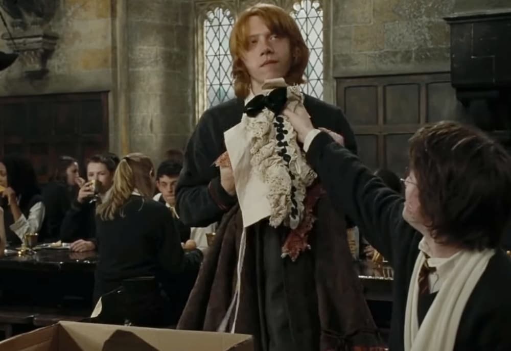 La ropa también tenía el propósito de mostrar la evolución de Ron, ya que pasó de tener un suéter rojo con una enorme “R” en el pecho a usar un cárdigan y una camisa de botones en el epílogo de la historia, desarrollado 19 años después.
