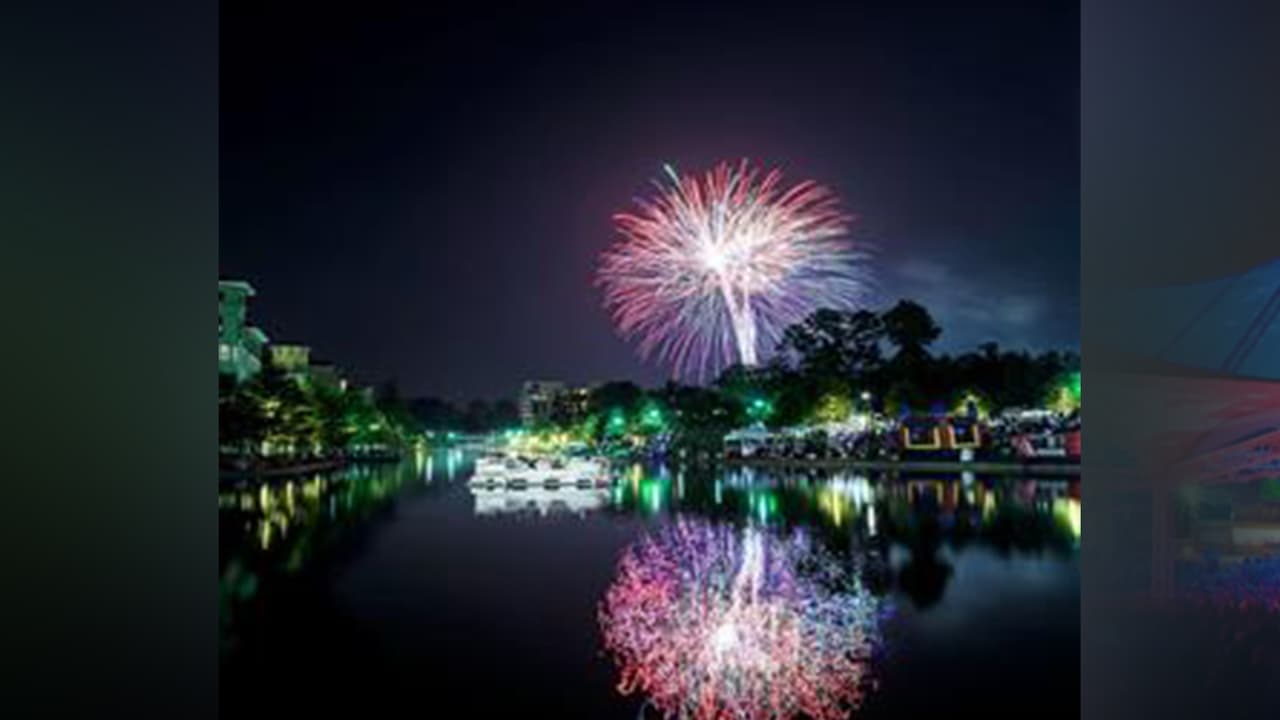 El jueves 4 de julio de 6:00 a 10:00 pm, se llevarán a cabo en diferentes lugares en ‘The Woodlands’, festividades para la comunidad.
<br>La celebración incluye entretenimiento en vivo, juegos para los niños, actividades y comida. Fuegos artificiales a las 9:30 pm.