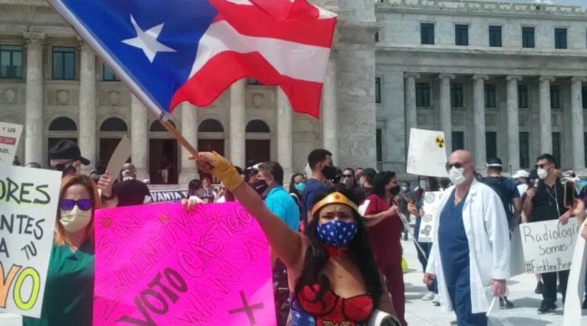 Cientos de tecnólogos y técnicos del campo de la Salud se manifestaron este lunes de la Recordación frente al Capitolio, exigiendo al Gobierno que se les incluya en el incentivo otorgado a los profesionales de la Salud.