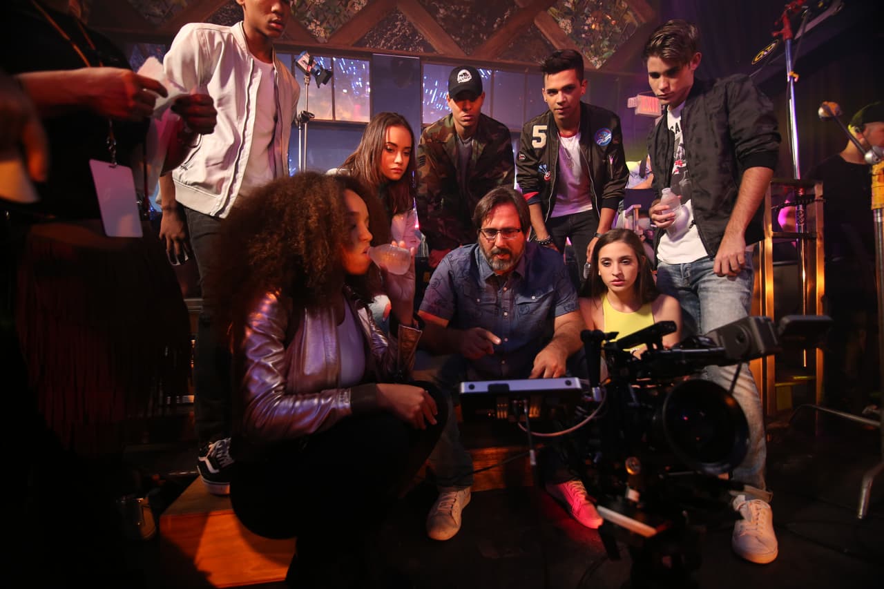 Abdiel, Fabyán, Alondra, Sofía, Verónica y Abel formaron la banda 
<b>Milenios</b>. “Cake by the ocean” fue el tema de su videoclip. Durante las grabaciones los chicos se diviertieron y hasta se sonrojaron al enterarse que había escena de beso.