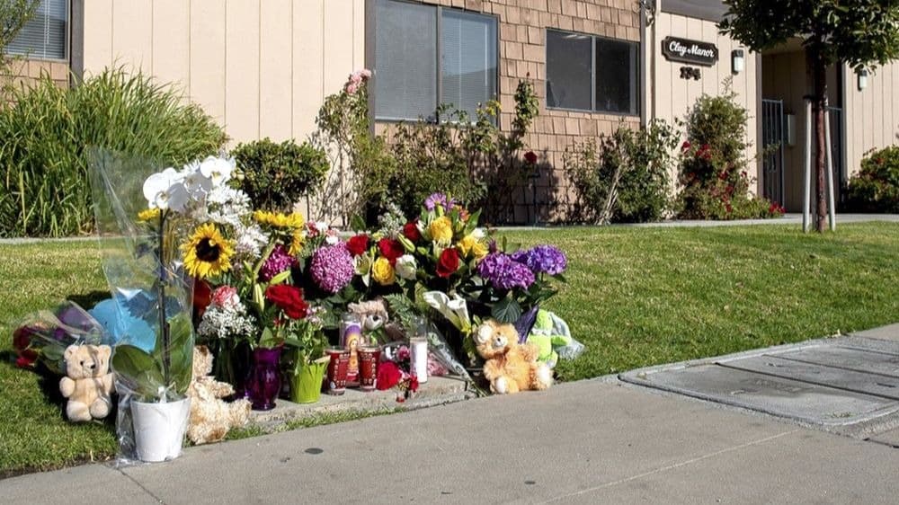 Un altar improvisado en memoria de Mariana Jurado fue colocado en la zona donde fue apuñalada.