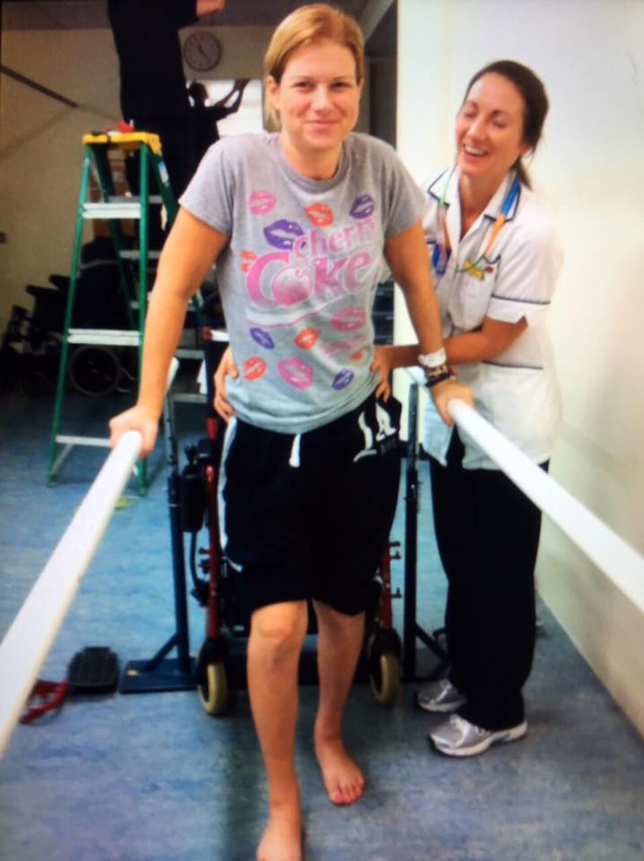 Sin embargo, debido a la condición, la mujer de 35 años olvidó cómo caminar.