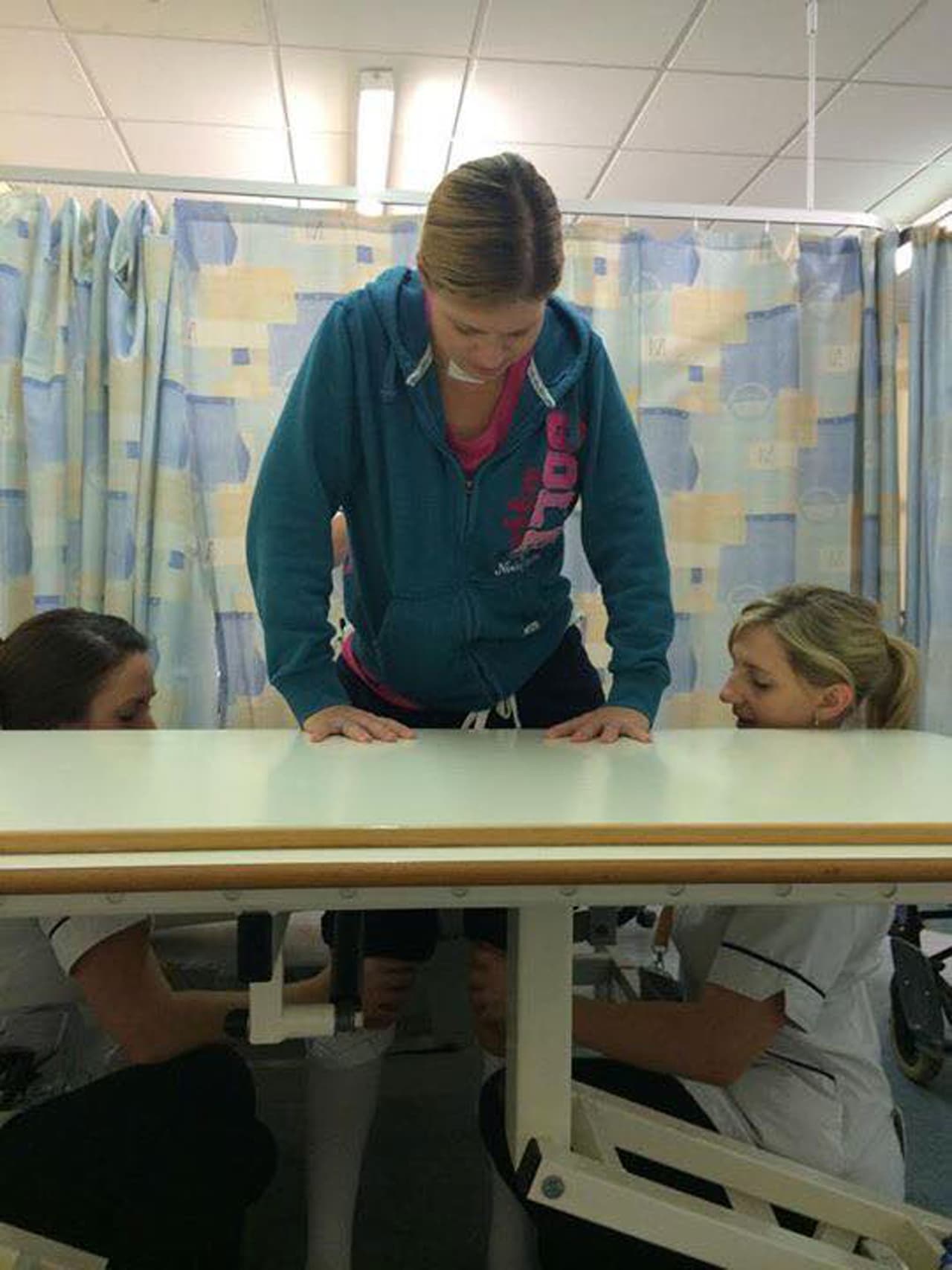 Milagrosamente respondió al tratamiento dado, después de que su novio pasara día y noche a su lado.