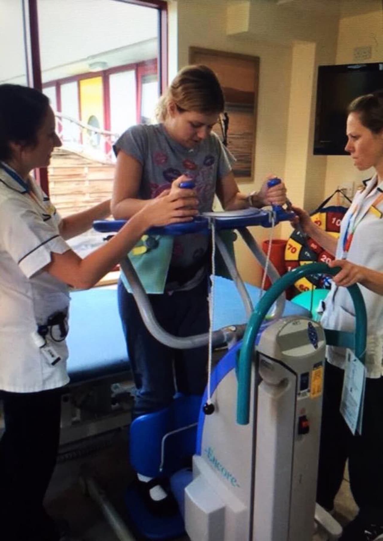 Ella cree que padeció esto por la mordida de una garrapata, lo que la llevó a pasar tres semanas luchando por su vida en cuidados intensivos del Hospital Bournemouth.