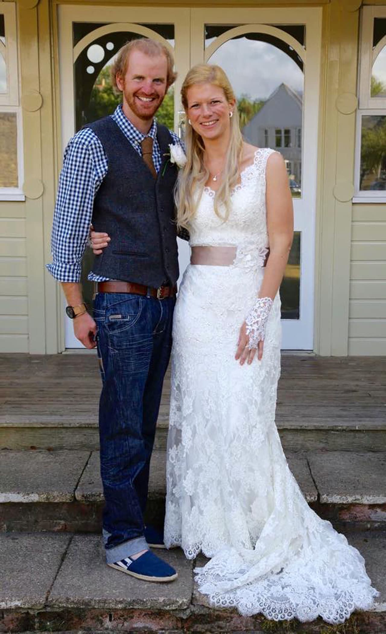 La novia lucía fantástica y radiante, lista para convertirse en esposa.