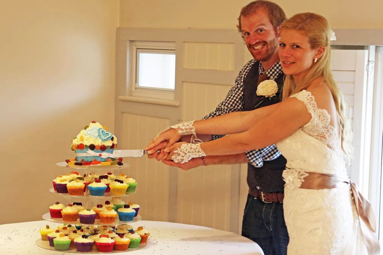 Y el pastel fue tan delicioso que todos querían repetir rebanada.