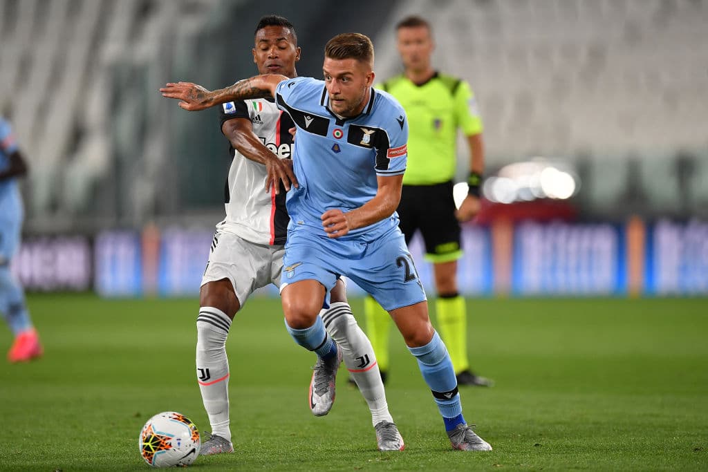 La Lazio hace unas pequeñas correciones en el medio camp y el partido comienza a equilibrarse.