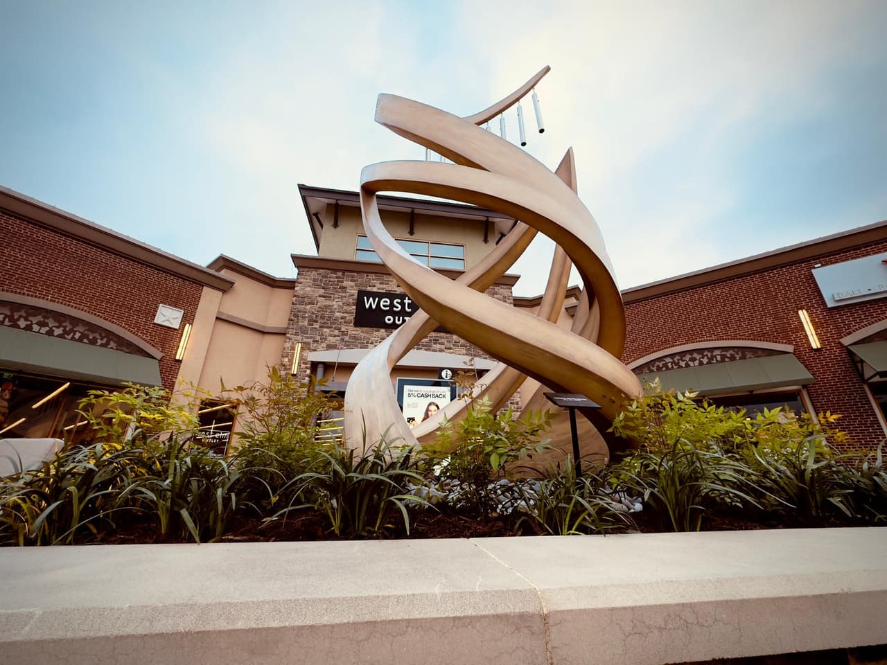 La comunidad de Allen, Texas, se reunió hoy en el Allen Premium Outlets para conmemorar 
<b><a href="https://www.univision.com/local/dallas-kuvn/allen-premium-outlets-tiroteo-policia-movilizacion" target="_blank">el primer aniversario de un trágico tiroteo que cobró la vida de ocho personas</a>.</b> En un acto de unidad y remembranza, 
<b>se inauguró un emotivo monumento conmemorativo</b> en la sección noreste del centro comercial, en honor a las víctimas y como símbolo de esperanza para el futuro.