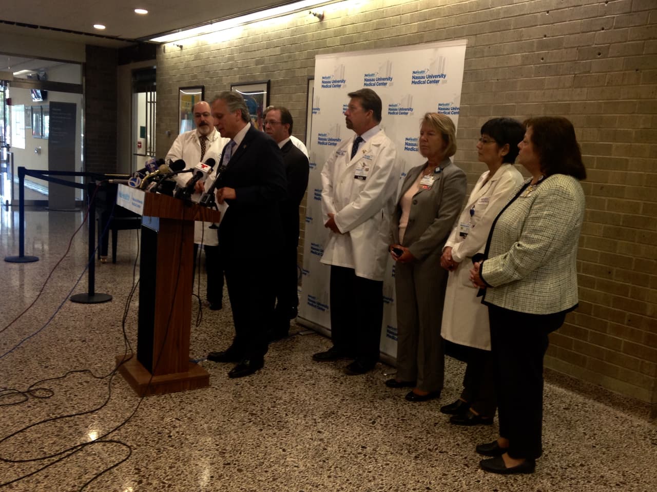 Edward P. Mangano dijo que el calor extremo es un asunto de salud pública.