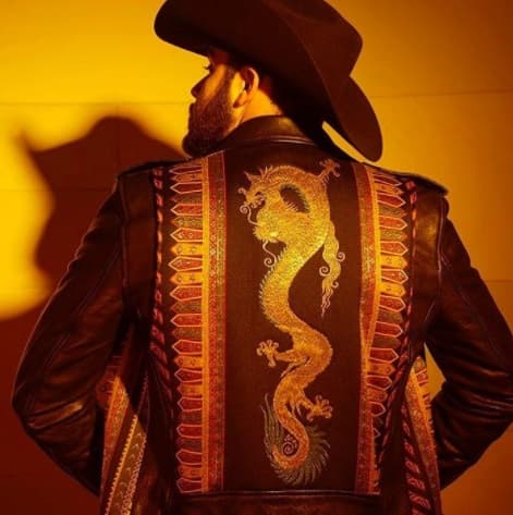 Esta es otra de las chamarras favoritas de Gerardo, de piel con grabados tambén en piel y detalles dorados y rojos.