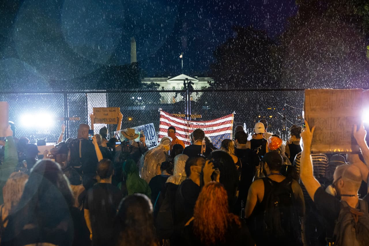 Dentro ese perímetro de seguridad decenas de agentes vigilan cierta distancia a los activistas que se acercan a la mansión presidencial.