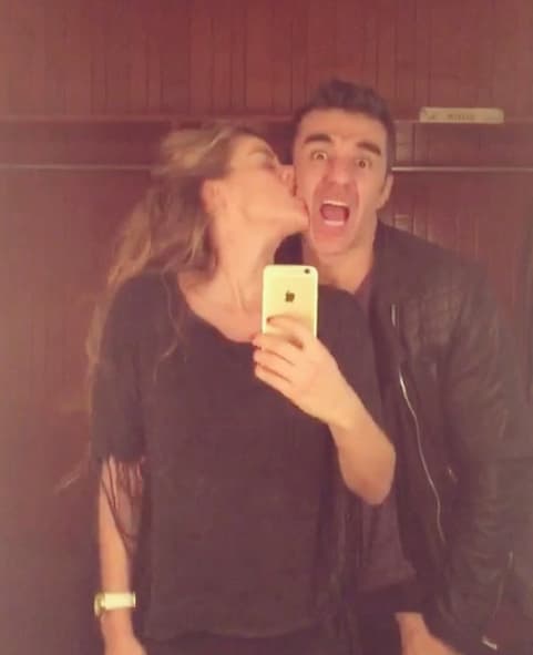 El más reciente lo realizó con su novio Adrián en la que se divierten mucho usando la canción de Ricky Martin “La mordidita” de fondo.