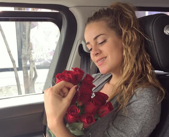 "Volver a empezar no es fracasar, volver a empezar es concederse una nueva oportunidad, retomar los sueños, luchar por lo que quieres, ser fiel a uno mismo y buscar la felicidad. No temas volver a empezar, cada día es una nueva oportunidad" escribió la actriz en esta foto que compartió en Instagram. Con ese mensaje nos dimos cuenta que la relación comenzaba con el pie de derecho.