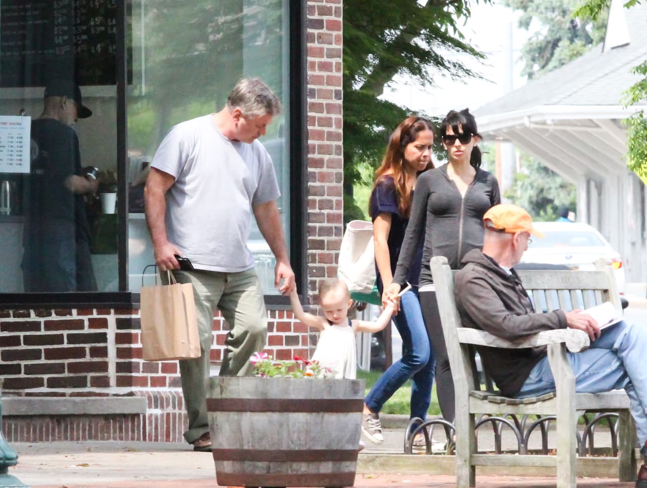 Alec no quiere que nada le pase a Carmen.