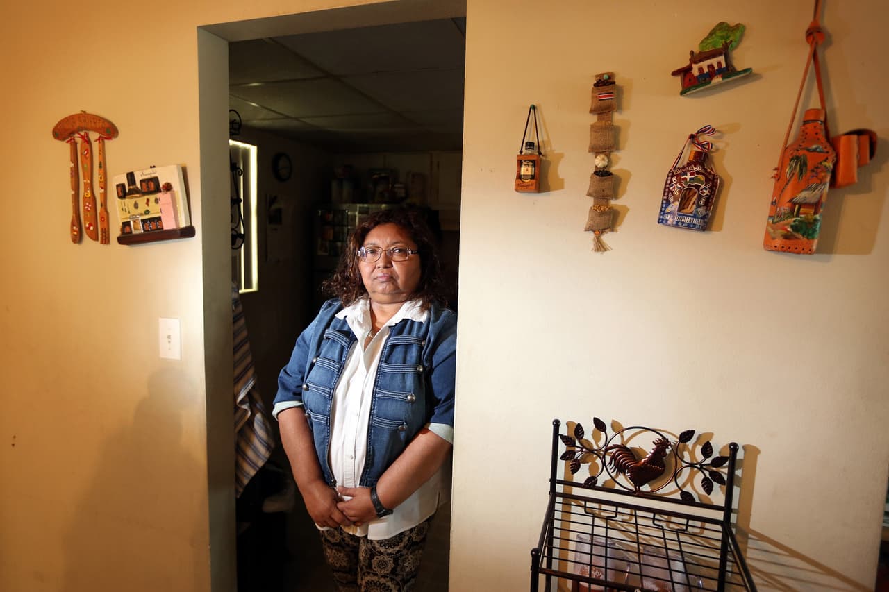 <b>Centroamericanos angustiados.</b> El 6 de noviembre de 2017
<b><a href="http://www.univision.com/noticias/inmigracion/gobierno-de-trump-pone-fin-al-tps-de-nicaragua-y-anuncia-nueva-prorroga-para-honduras" target="_blank">el gobierno de Donald Trump anunció el fin del TPS de Nicaragua y la extensión por otros seis meses del amparo a Honduras</a></b>. El fin de esta medida de protección, activada el 5 de enero de 1999 tras el paso del huracán Mitch por Centroamérica, pone en la mira de la deportación a unos 60,000 inmigrantes. En la fotografía la nicaragüense María Elena Hernández, en EEUU desde 1996.
<b><a href="https://www.univision.com/noticias/inmigracion/hicimos-una-vida-aqui-echamos-raices-y-ahora-nos-quieren-echar-dice-inmigrante-nicaraguense-con-tps">Hernández aseguró a Univision Noticias</a></b> que si tuviera la oportunidad de hablar con el presidente Trump, “le diría que tenga en cuenta nuestras vidas, y debería estar agradecido de las personas que venimos a aportar".