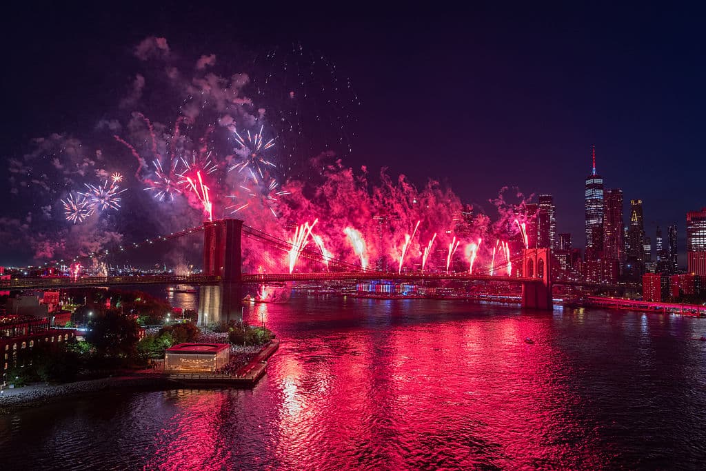 El evento incluyó 80,000 proyectiles con 11 efectos nuevos y 30 colores diferentes desde cuatro barcazas ubicadas en la parte baja del río.