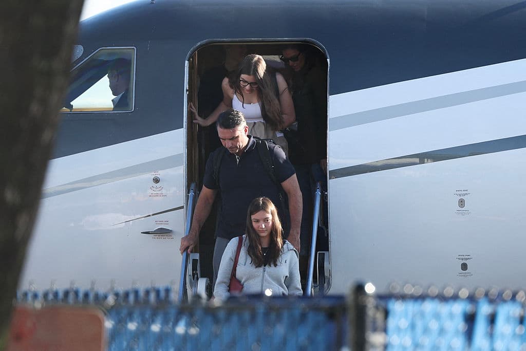 La familia salió de Brasil el martes por la noche, cruzó a Argentina por un puesto fronterizo y abordó poco después un vuelo privado, informaron funcionarios de inmigración argentinos a AP. Datos de Flightradar24 mostraron que la aeronave que presuntamente transportaba a Bolsonaro aterrizó en Guayaquil cerca de las 4 a.m., hora local, y despegó minutos después rumbo a Miami.