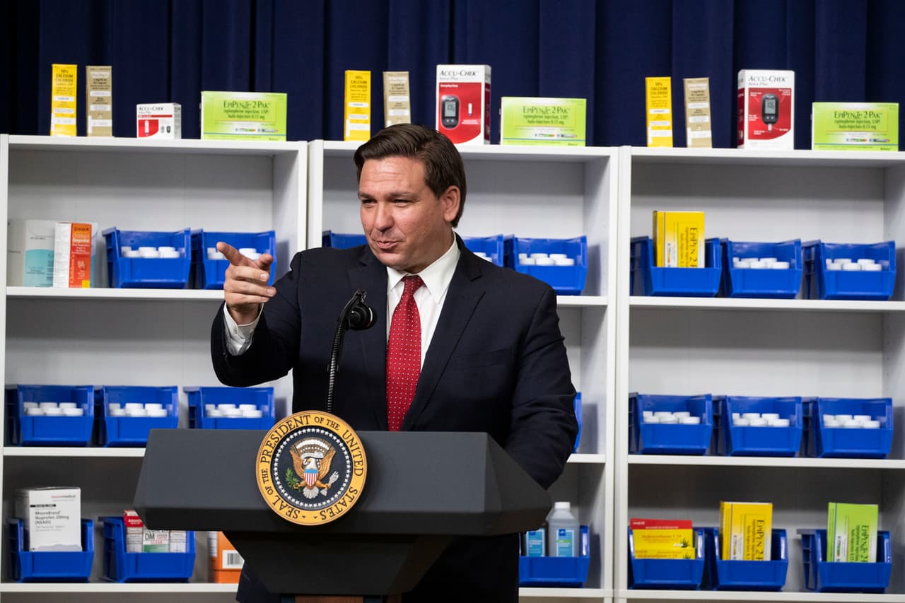 DeSantis ve caer su índice de aprobación a medida que Florida experimenta una crisis por el coronavirus